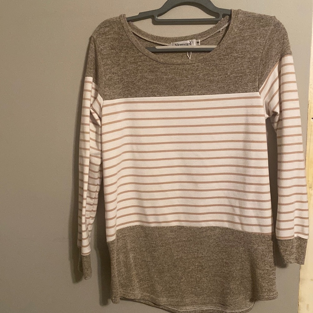 Long sleeve sweater.